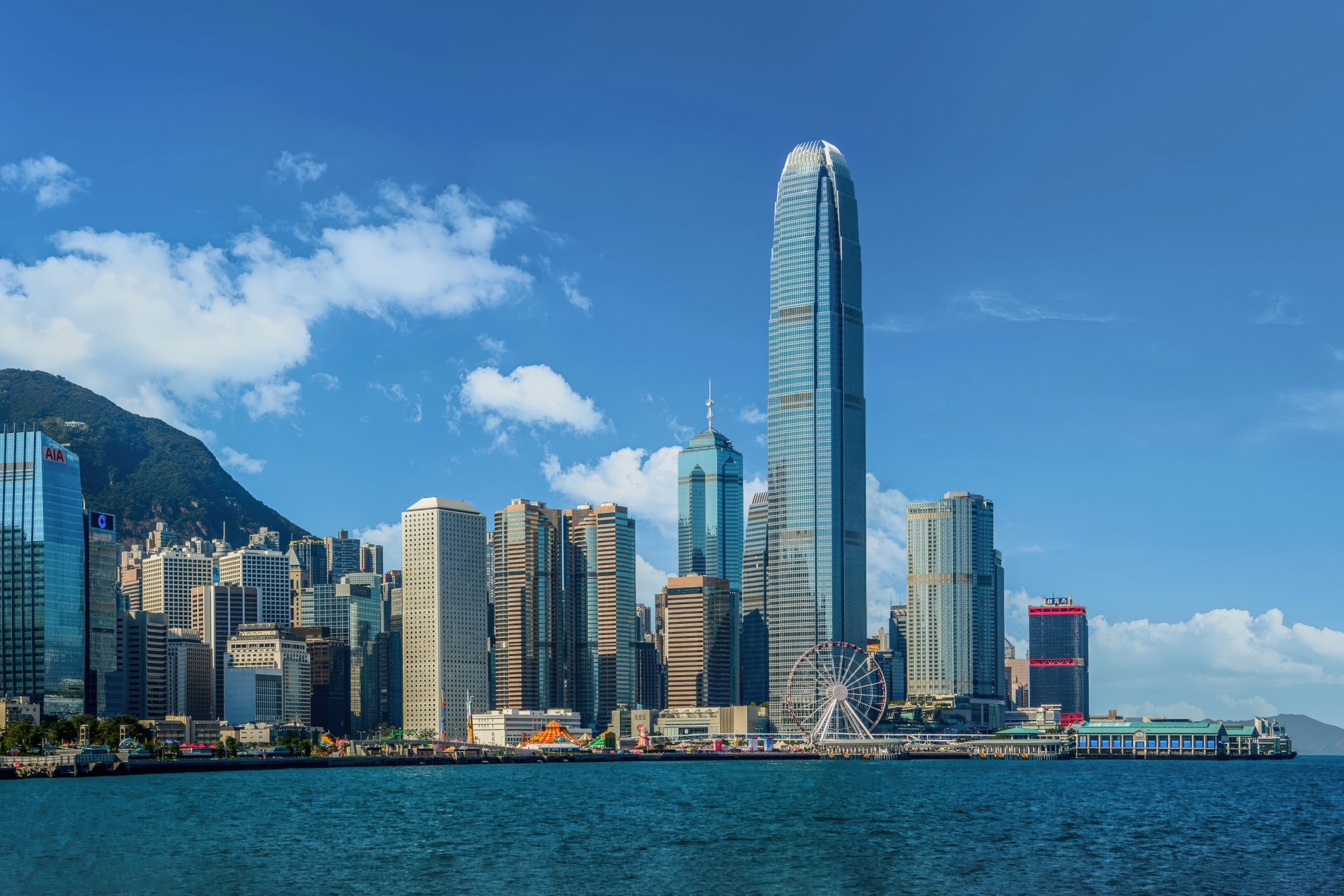 政策风口已至：两会释放出海红利，香港一站式助力企业全球化